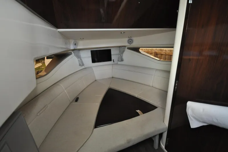  Yacht Photos Pics Interior of 2020 Sea Ray Sundancer 320, featuring a cozy seating area and modern design.