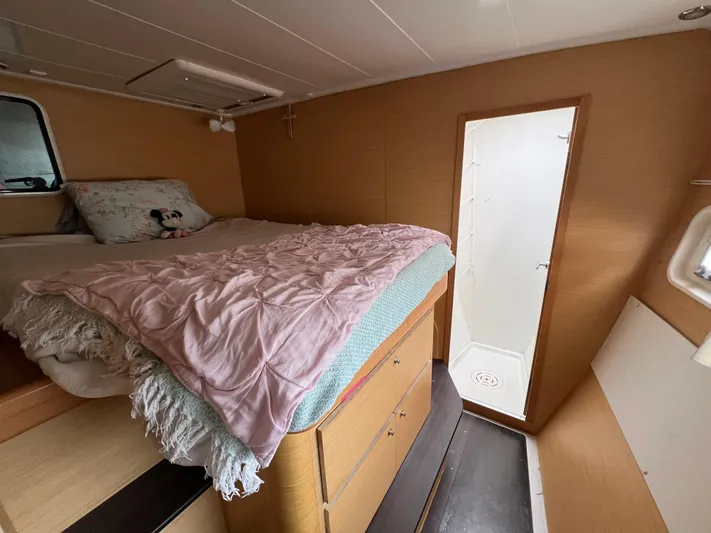 Sunbear Yacht Photos Pics Interior of 2008 Lagoon 420 yacht cabin with bed and shower.
