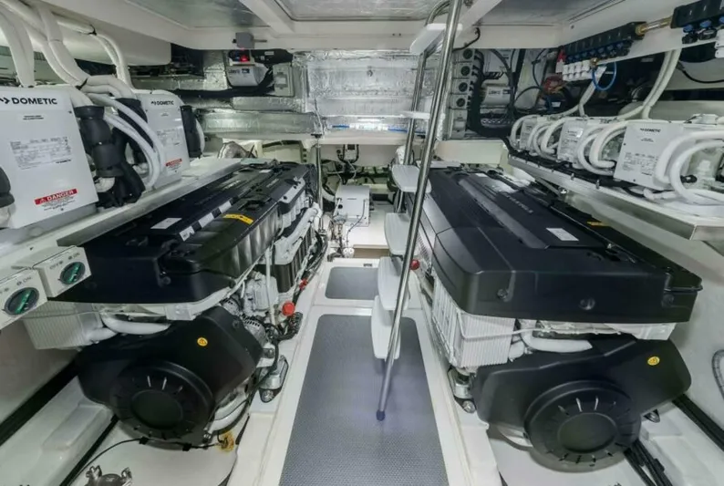  Yacht Photos Pics 2027 Riviera 585 Suv - Image 25