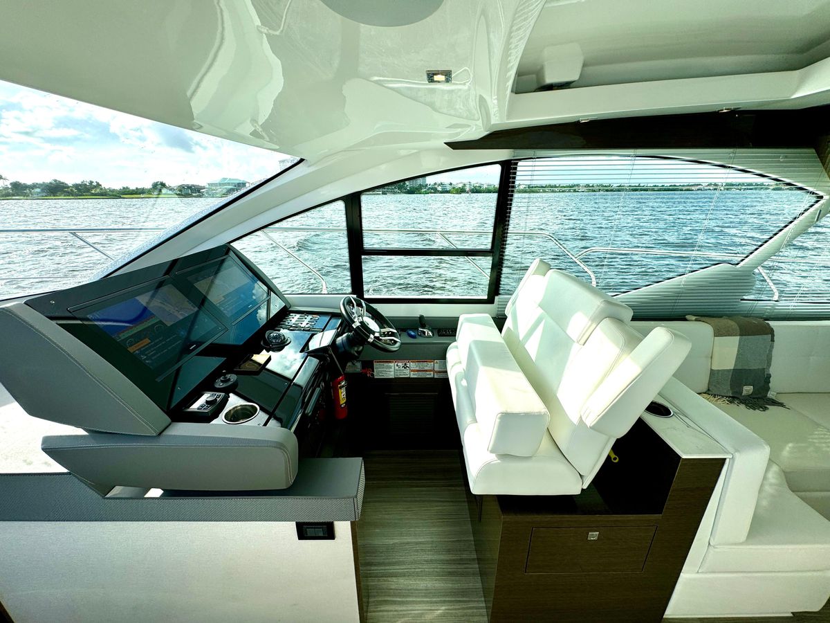 2020 Cruisers Yachts 50 