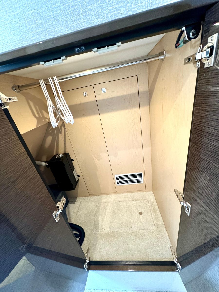 2020 Cruisers Yachts 50 
