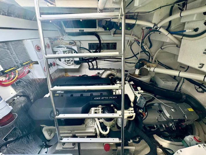 Ocean View Yacht Photos Pics Engine Room - Strb. Side