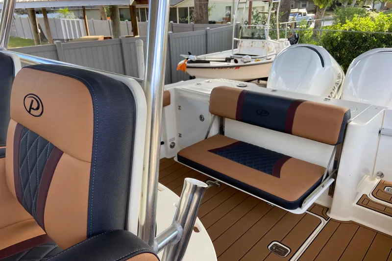  Yacht Photos Pics 2010 Pursuit C 280 Center Console boat with stylish seating and dual engines.