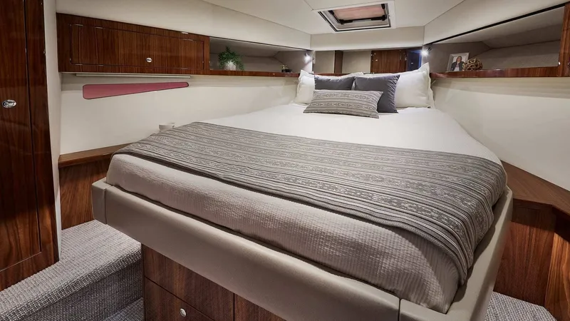  Yacht Photos Pics 2026 Riviera 395 Suv - Image 11