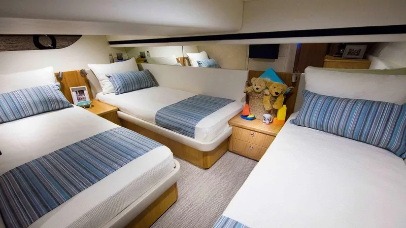  Yacht Photos Pics 2026 Riviera 395 Suv - Image 15