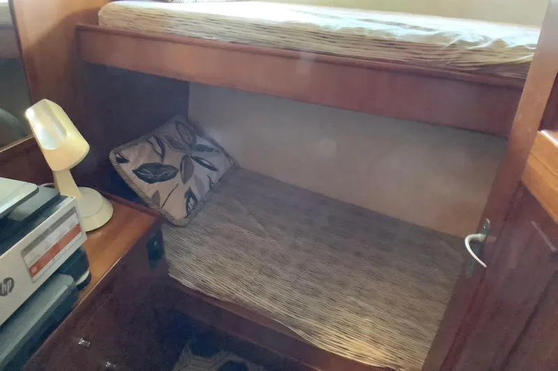 El Sueno Yacht Photos Pics Cozy bunk beds in 1998 Grand Alaskan 60 Pilothouse cabin with lamp and pillow.