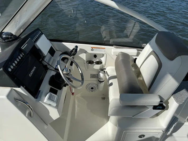 Reel'y Busy Yacht Photos Pics 2020 World Cat 280 DC x boat cockpit with Garmin navigation system and comfortable seating.