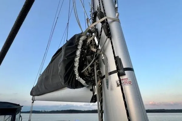 Amihan Yacht Photos Pics 2023 Fountaine Pajot Isla 40 sailboat mast and rigging against a serene sky.