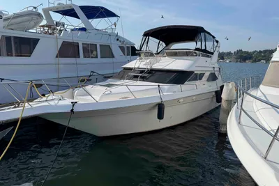 Sea Ray 440 Express Bridge
