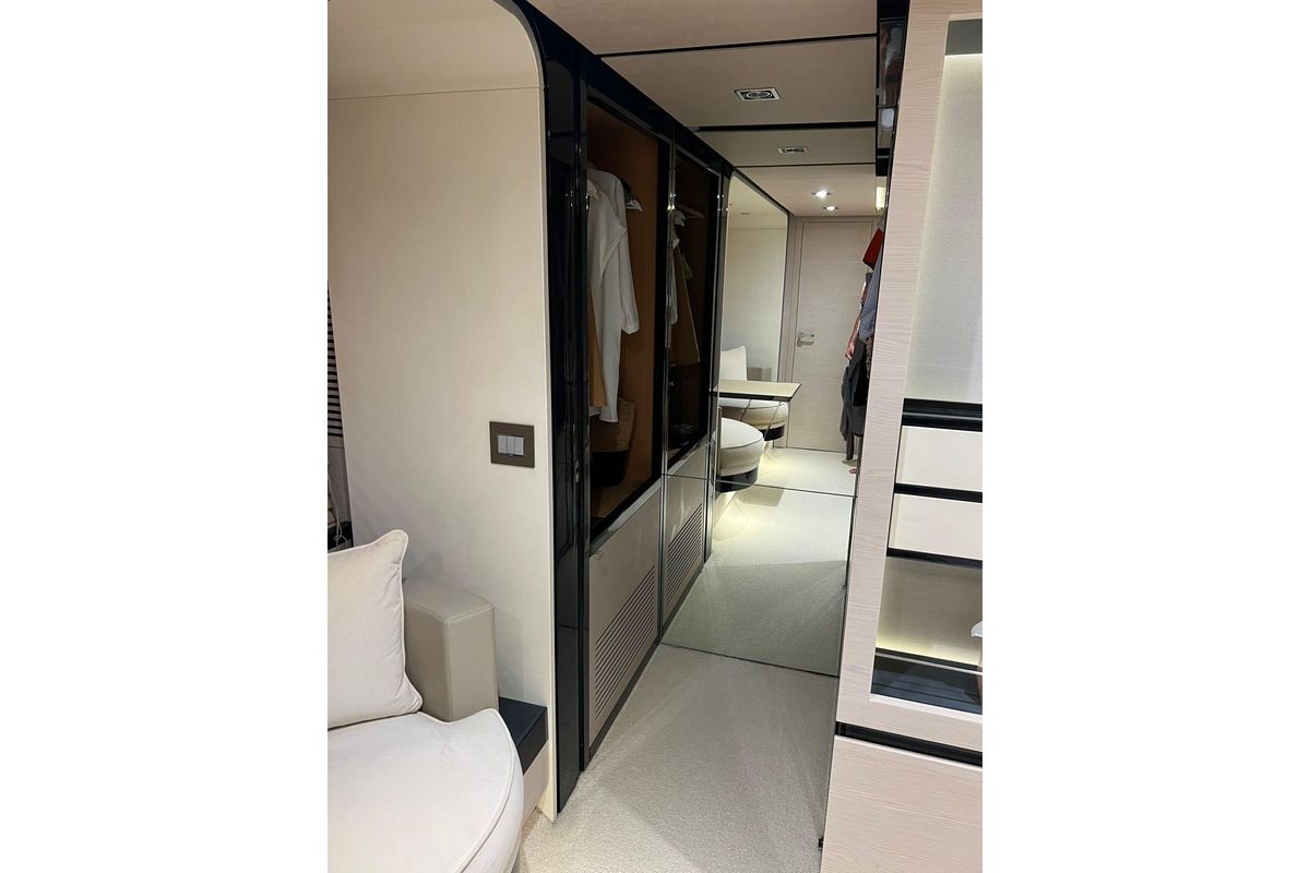 2015 Azimut 82 