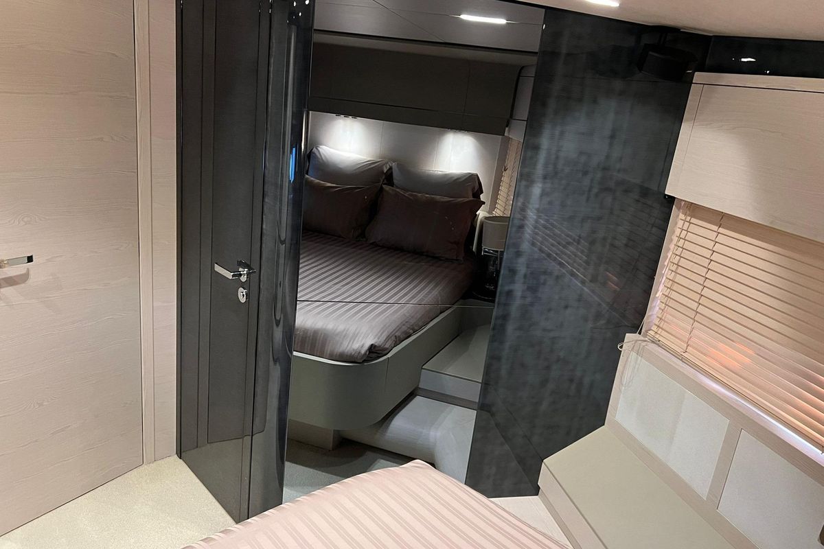2015 Azimut 82 