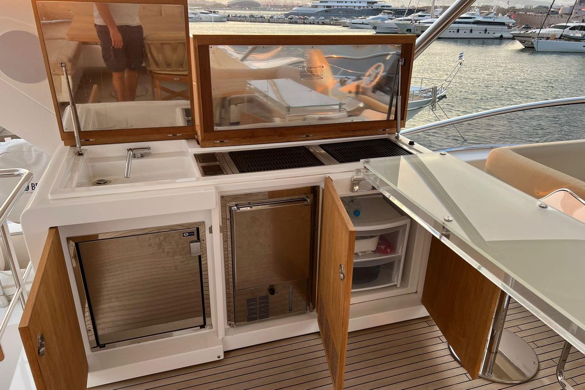 2015 Azimut 82 