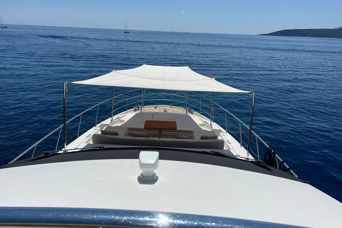 2015 Azimut 82 