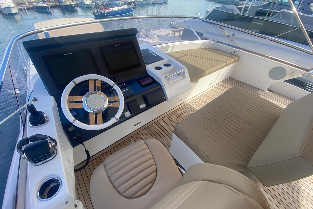 2016 Azimut 77 