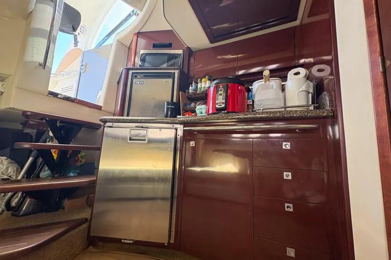 Luna Yacht Photos Pics Luxurious 2008 Sea Ray 380 Sundancer yacht interior kitchen with modern appliances.