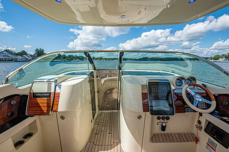 Full Circle Yacht Photos Pics 2022 Chris-craft Launch 35 Gt - Image 23