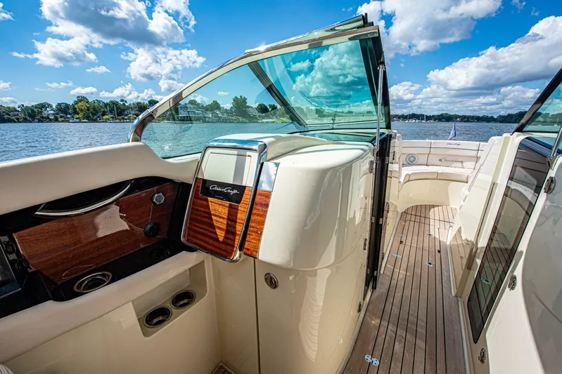 Full Circle Yacht Photos Pics 2022 Chris-craft Launch 35 Gt - Image 25