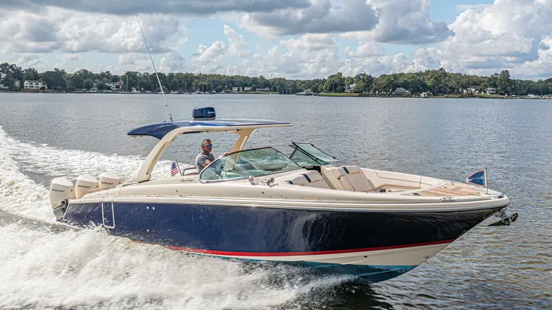 Full Circle Yacht Photos Pics 2022 Chris-craft Launch 35 Gt - Image 3