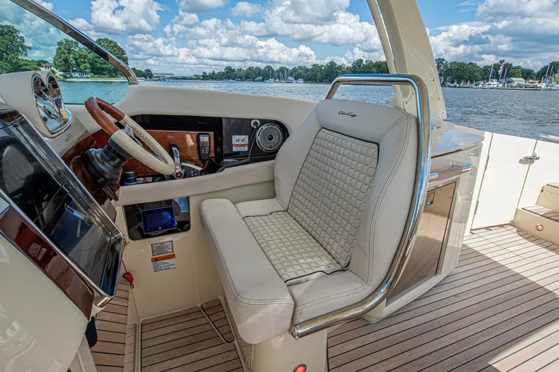 Full Circle Yacht Photos Pics 2022 Chris-craft Launch 35 Gt - Image 30