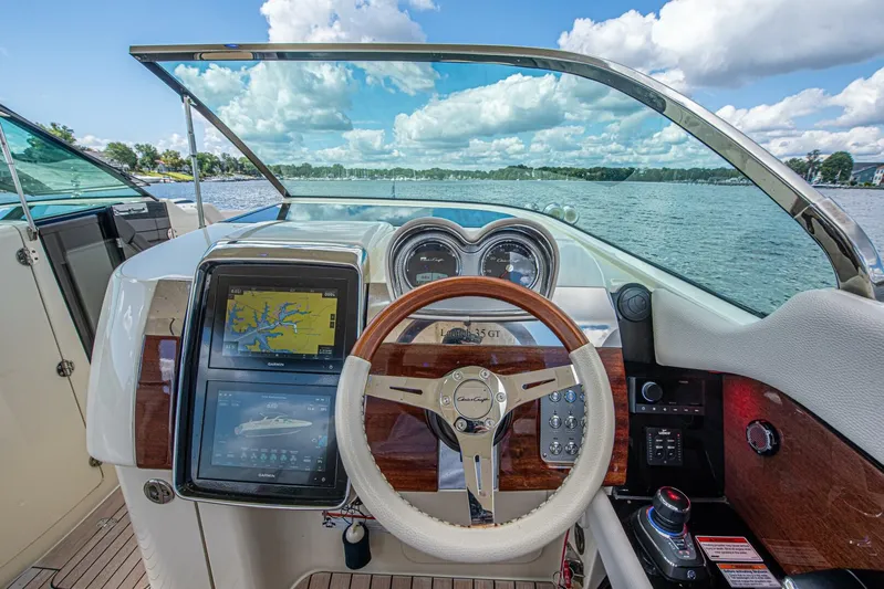 Full Circle Yacht Photos Pics 2022 Chris-craft Launch 35 Gt - Image 32