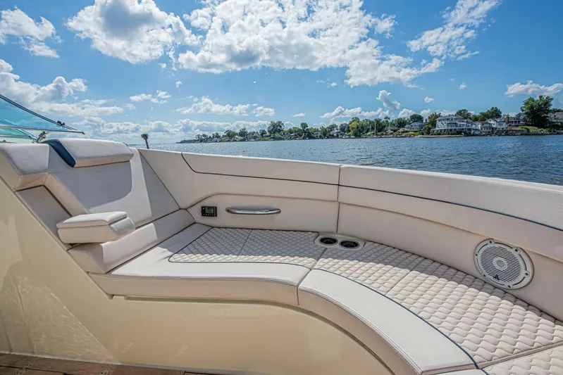 Full Circle Yacht Photos Pics 2022 Chris-craft Launch 35 Gt - Image 20