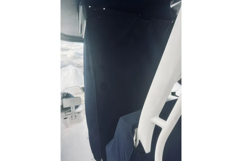 Robalo 272 Yacht Photos Pics 2022 Robalo R272 Center Console interior with dark curtain and white structural elements.