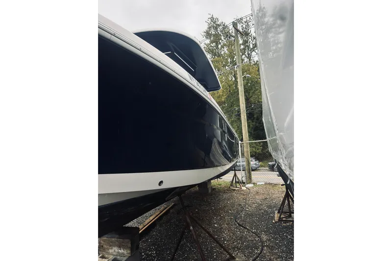 Robalo 272 Yacht Photos Pics 2022 Robalo R272 Center Console boat on stands, side view.