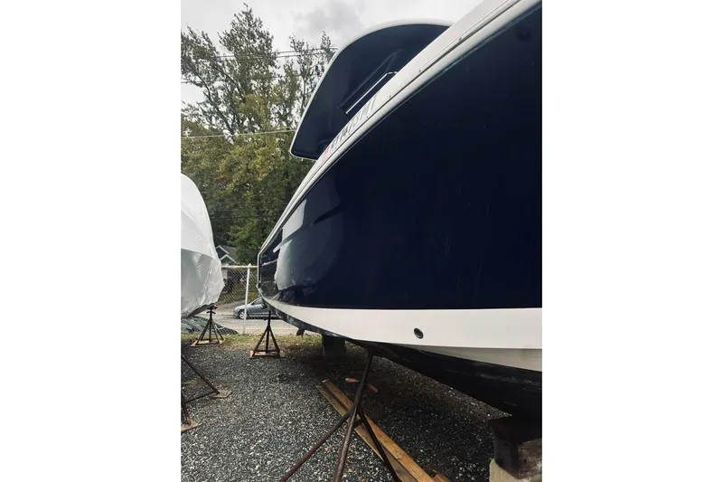 Robalo 272 Yacht Photos Pics 2022 Robalo R272 Center Console boat on stands, side view.