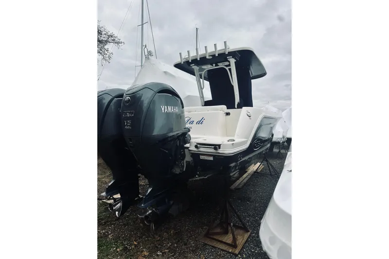 Robalo 272 Yacht Photos Pics 2022 Robalo R272 Center Console boat with Yamaha engines, parked on stands.