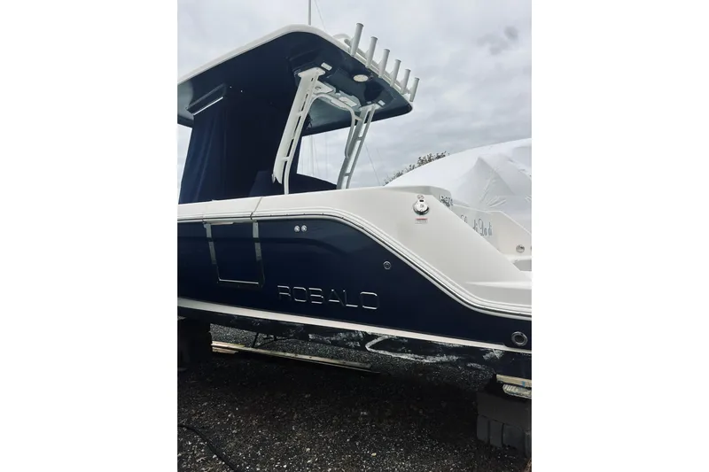 Robalo 272 Yacht Photos Pics 2022 Robalo R272 Center Console boat, side view, dark blue and white design.