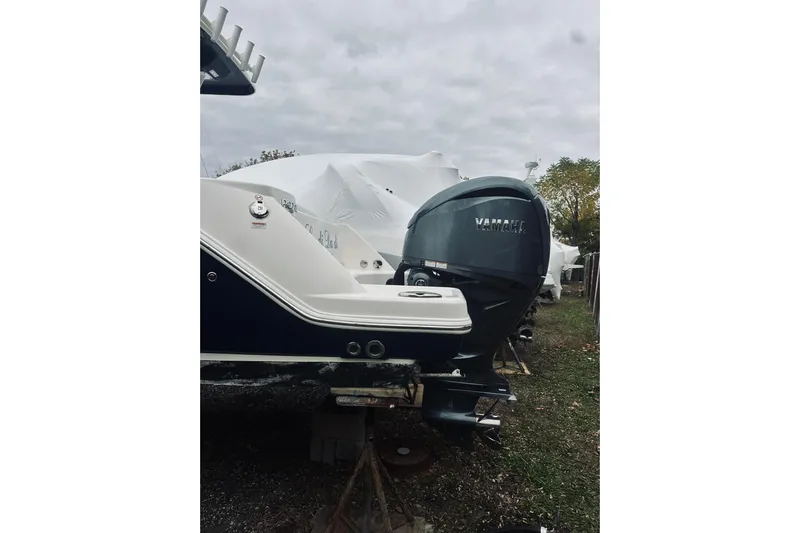 Robalo 272 Yacht Photos Pics 2022 Robalo R272 Center Console boat with Yamaha outboard engine, parked outdoors.