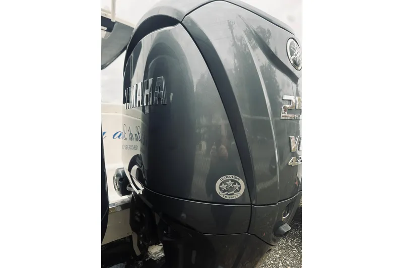 Robalo 272 Yacht Photos Pics 2022 Robalo R272 Center Console with Yamaha 250 V6 outboard engine.