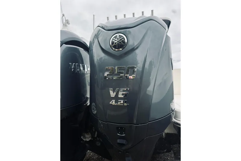 Robalo 272 Yacht Photos Pics Yamaha 350 V6 outboard engine on 2022 Robalo R272 Center Console boat.