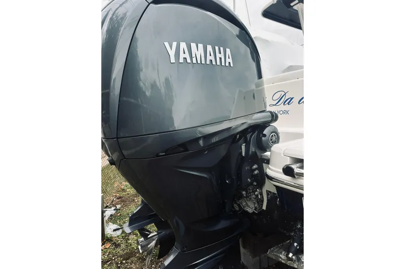 Robalo 272 Yacht Photos Pics Yamaha outboard motor on 2022 Robalo R272 Center Console boat.