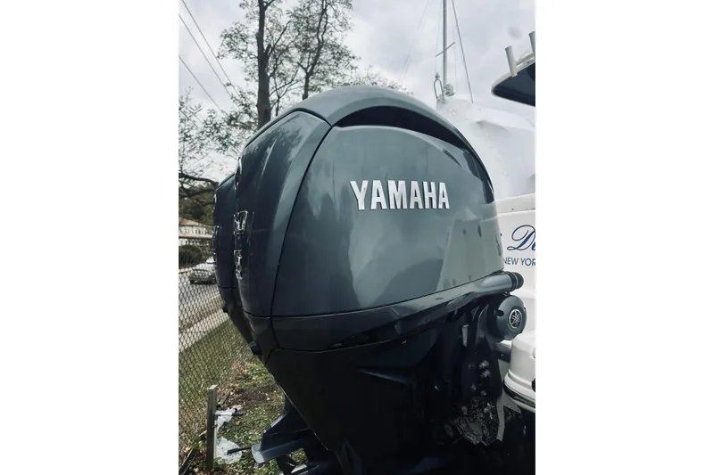 Robalo 272 Yacht Photos Pics Yamaha outboard motor on 2022 Robalo R272 Center Console boat, outdoor setting.