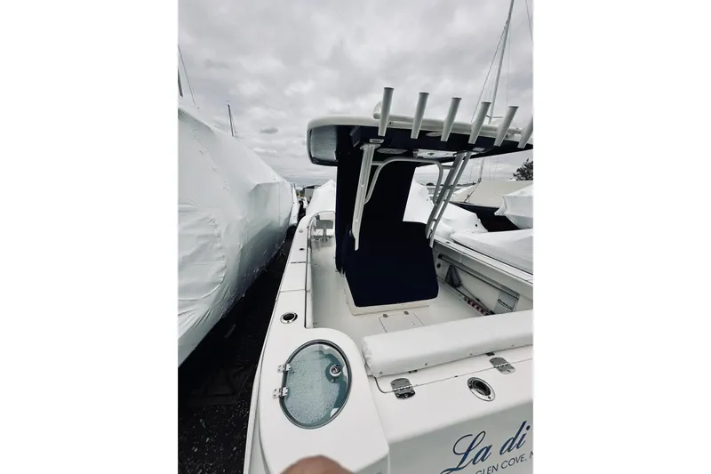 Robalo 272 Yacht Photos Pics 2022 Robalo R272 Center Console boat with sleek design and spacious deck.