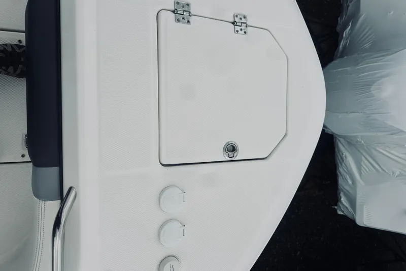 Robalo 272 Yacht Photos Pics 2022 Robalo R272 Center Console boat deck with storage hatch and controls.