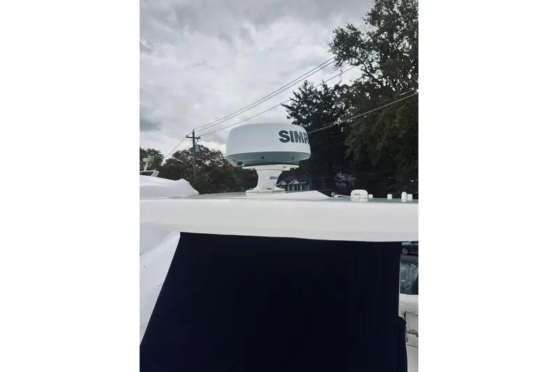 Robalo 272 Yacht Photos Pics 2022 Robalo R272 Center Console with Simrad radar on top.