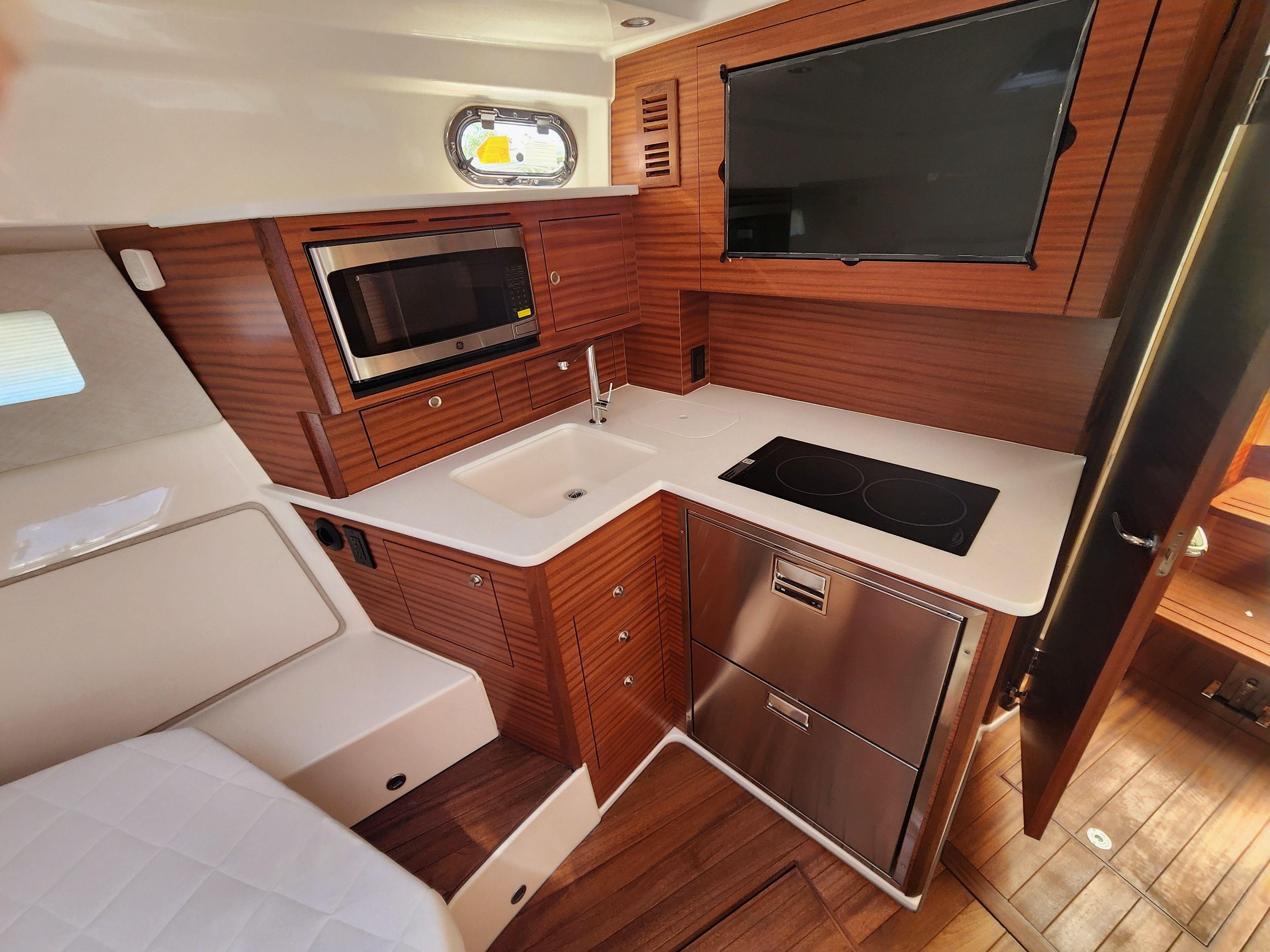 Yacht Photo 25
