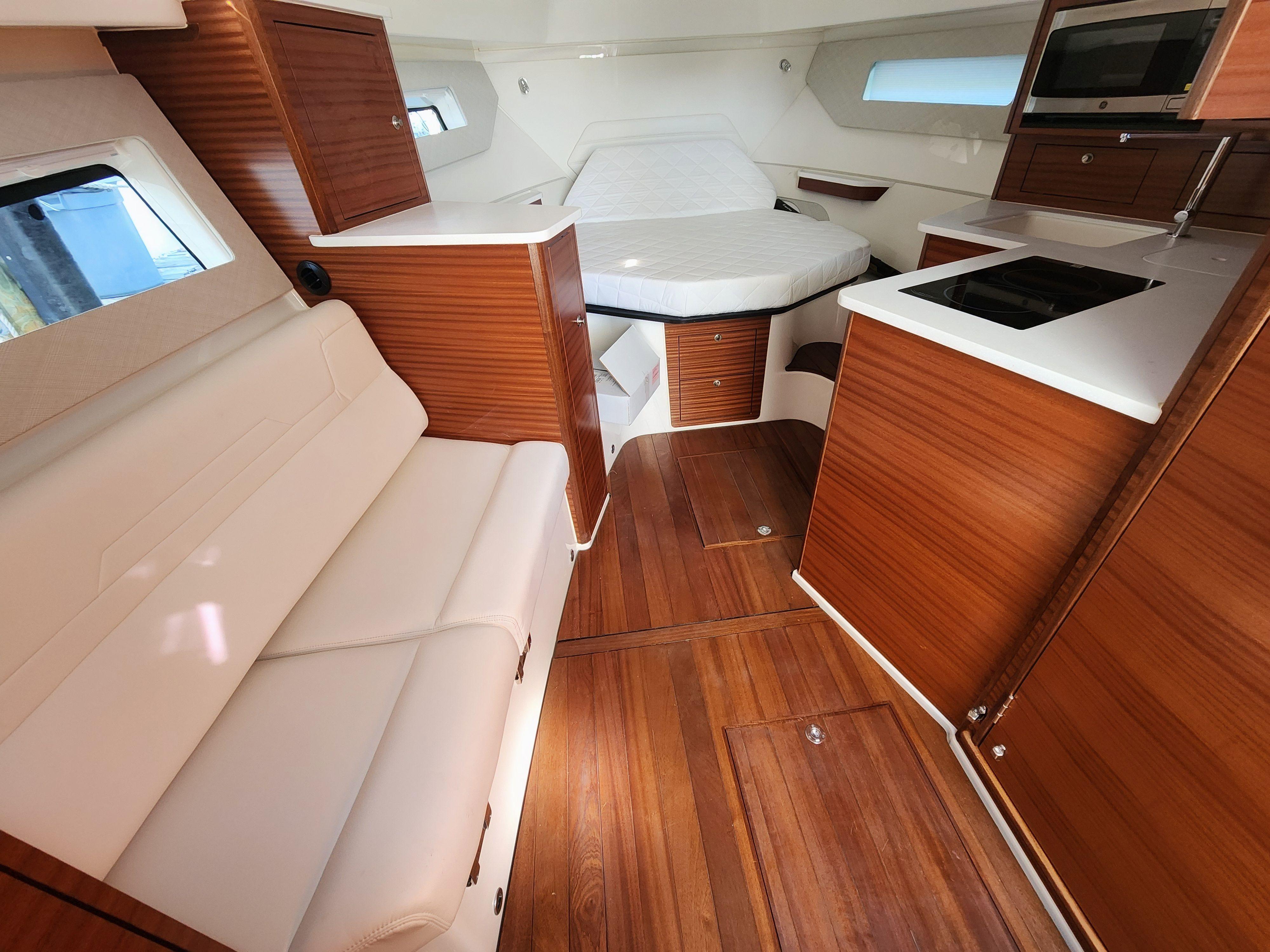 Yacht Photo 24