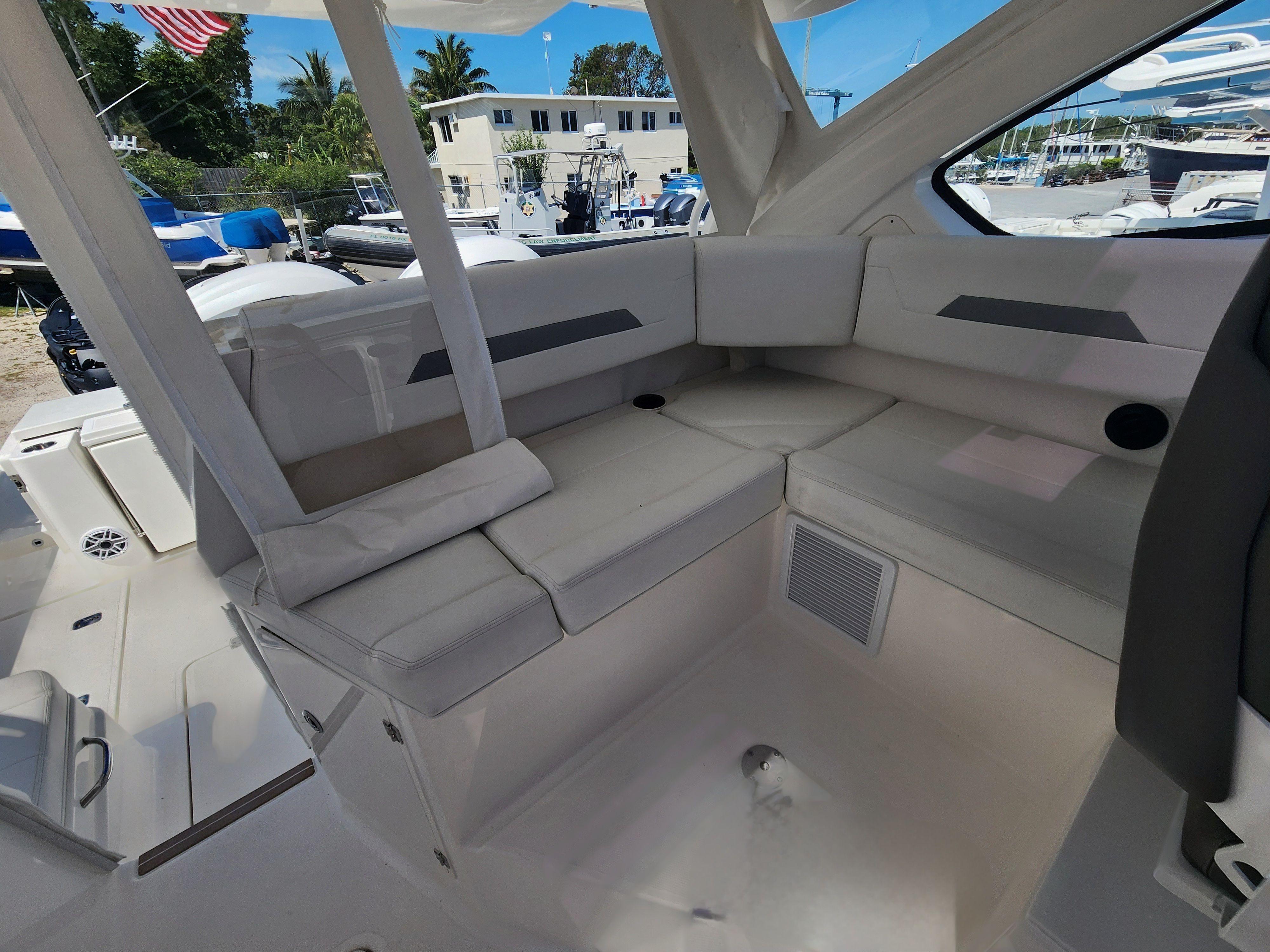 Yacht Photo 23