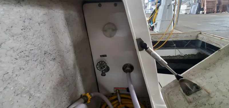 Callie B Yacht Photos Pics Sea Ray 400 Sedan Bridge 2001 boat utility connections at dockside.