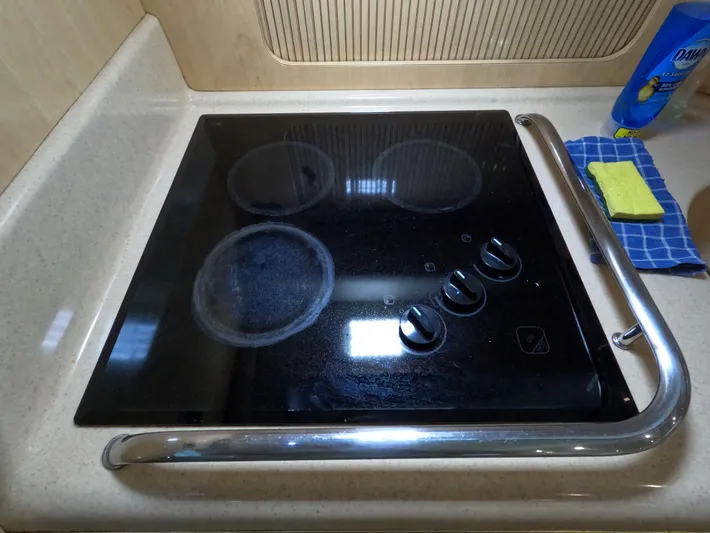 Callie B Yacht Photos Pics Glass stovetop in 2001 Sea Ray 400 Sedan Bridge kitchen area.