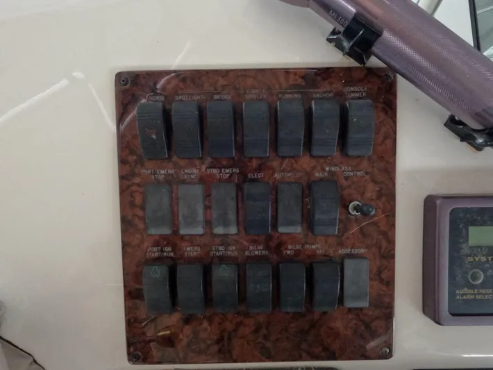 Callie B Yacht Photos Pics Control panel of a 2001 Sea Ray 400 Sedan Bridge yacht.