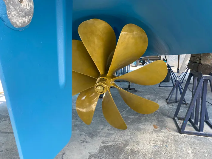 Temptation Yacht Photos Pics Propeller of 2008 Hatteras 77 Convertible yacht on dry dock.