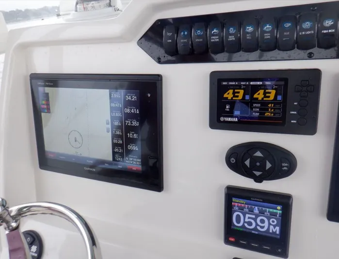  Yacht Photos Pics Sailfish 290 CC 2017 dashboard with Garmin displays.