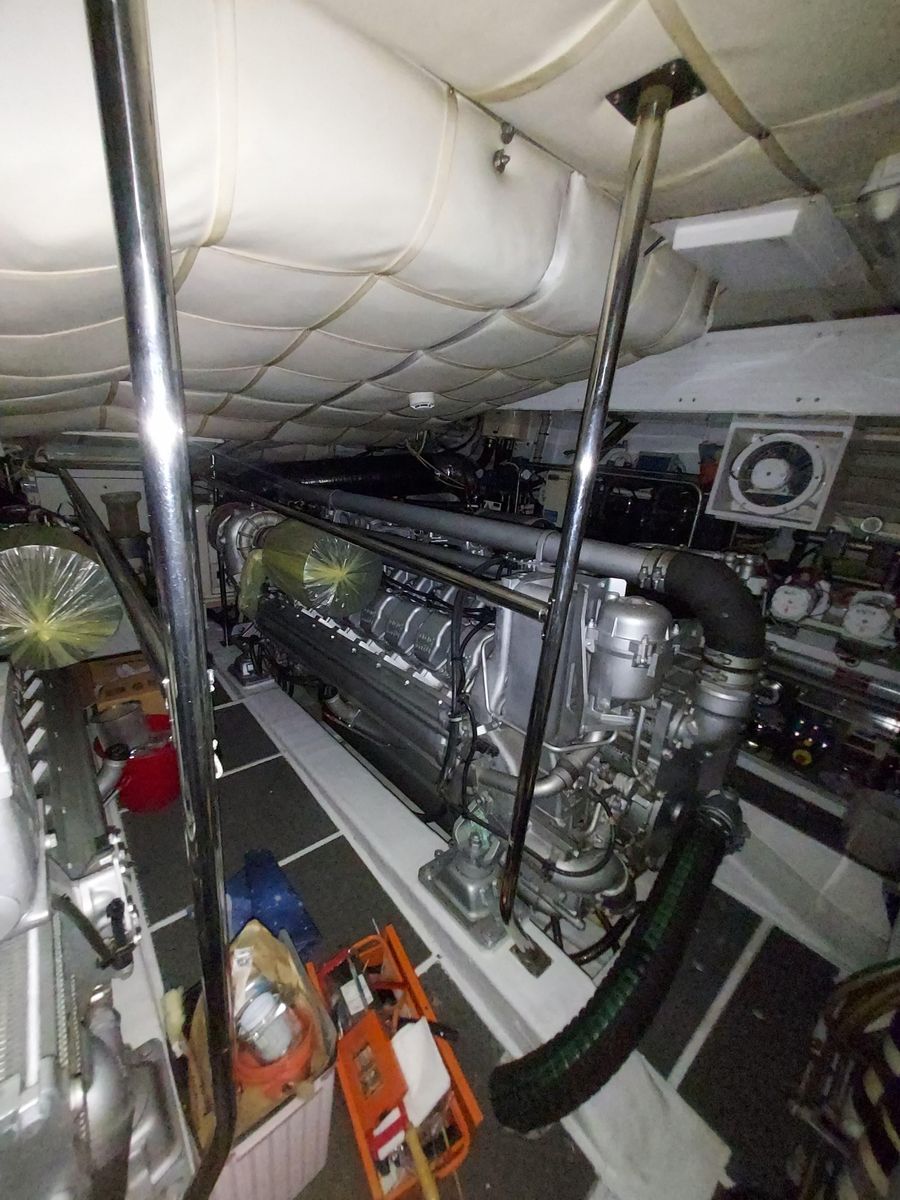 2005 Pershing 76 