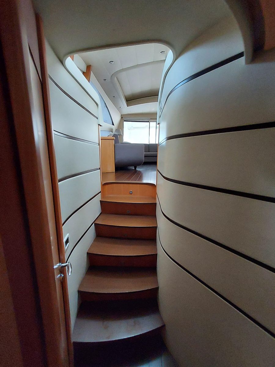 2005 Pershing 76 
