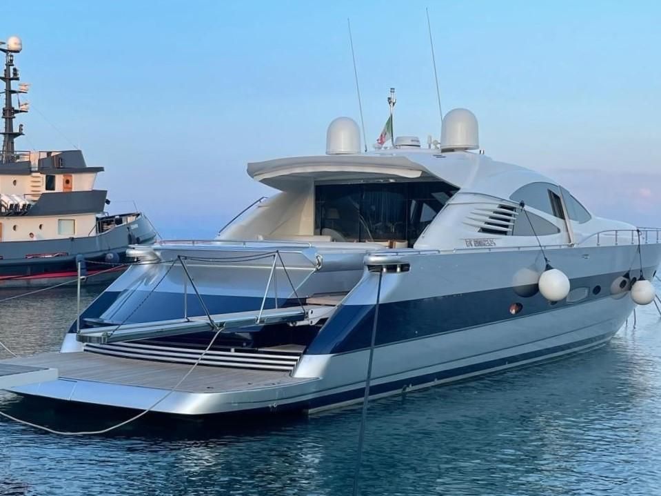 2005 Pershing 76 