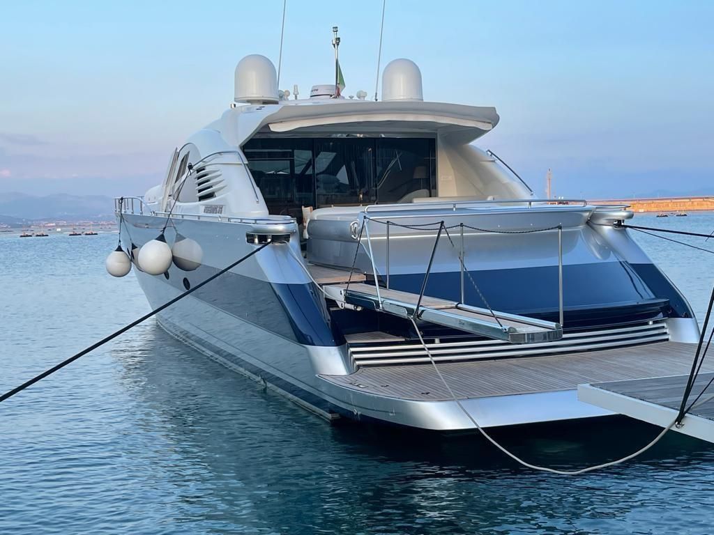 2005 Pershing 76 